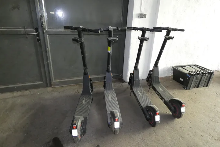 4x OKAI ES400A Profi E-Scooter